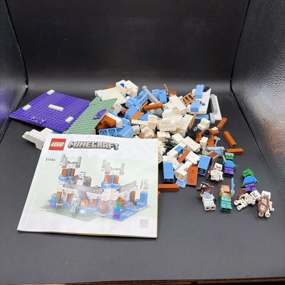Lego Minecraft The Ice Castle - Set #21186 - 99% Complete